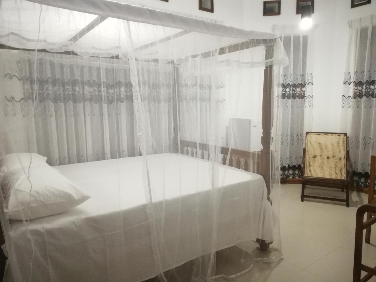 Air Port 5 Minutes Super Clean Upul Bed & Breakfast Negombo Bagian luar foto