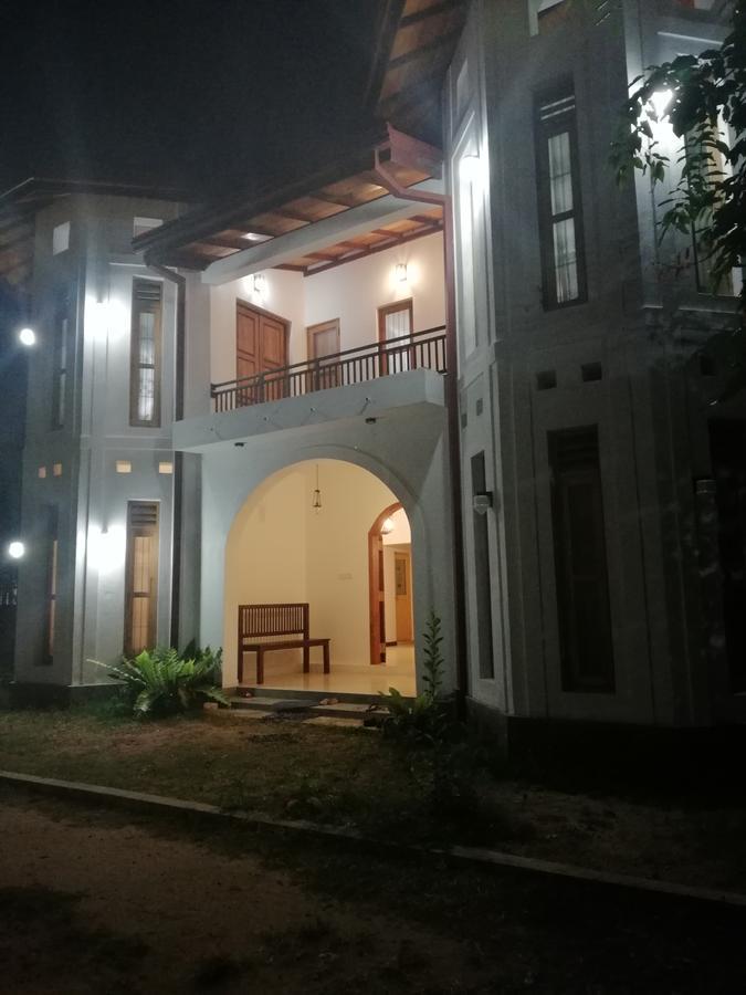 Air Port 5 Minutes Super Clean Upul Bed & Breakfast Negombo Bagian luar foto