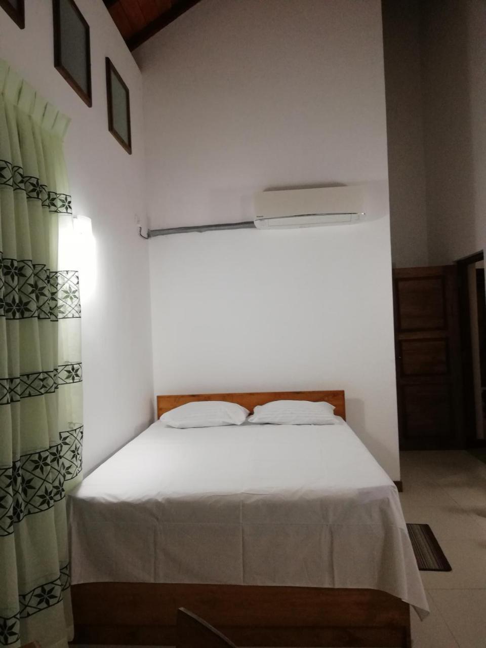 Air Port 5 Minutes Super Clean Upul Bed & Breakfast Negombo Bagian luar foto
