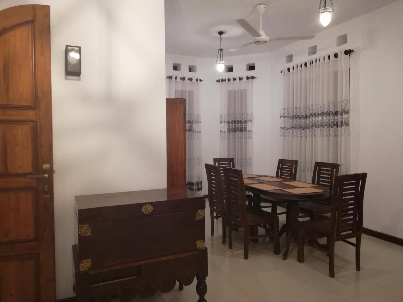 Air Port 5 Minutes Super Clean Upul Bed & Breakfast Negombo Bagian luar foto