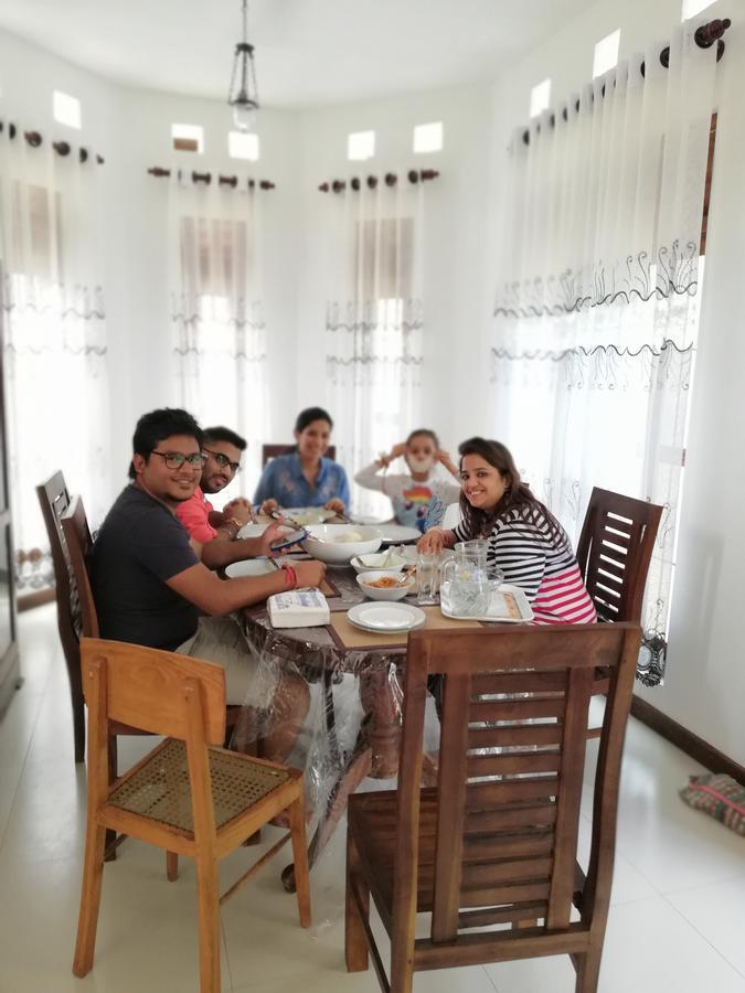 Air Port 5 Minutes Super Clean Upul Bed & Breakfast Negombo Bagian luar foto