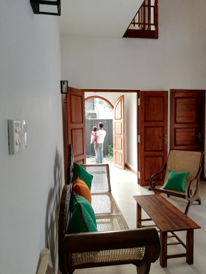 Air Port 5 Minutes Super Clean Upul Bed & Breakfast Negombo Bagian luar foto