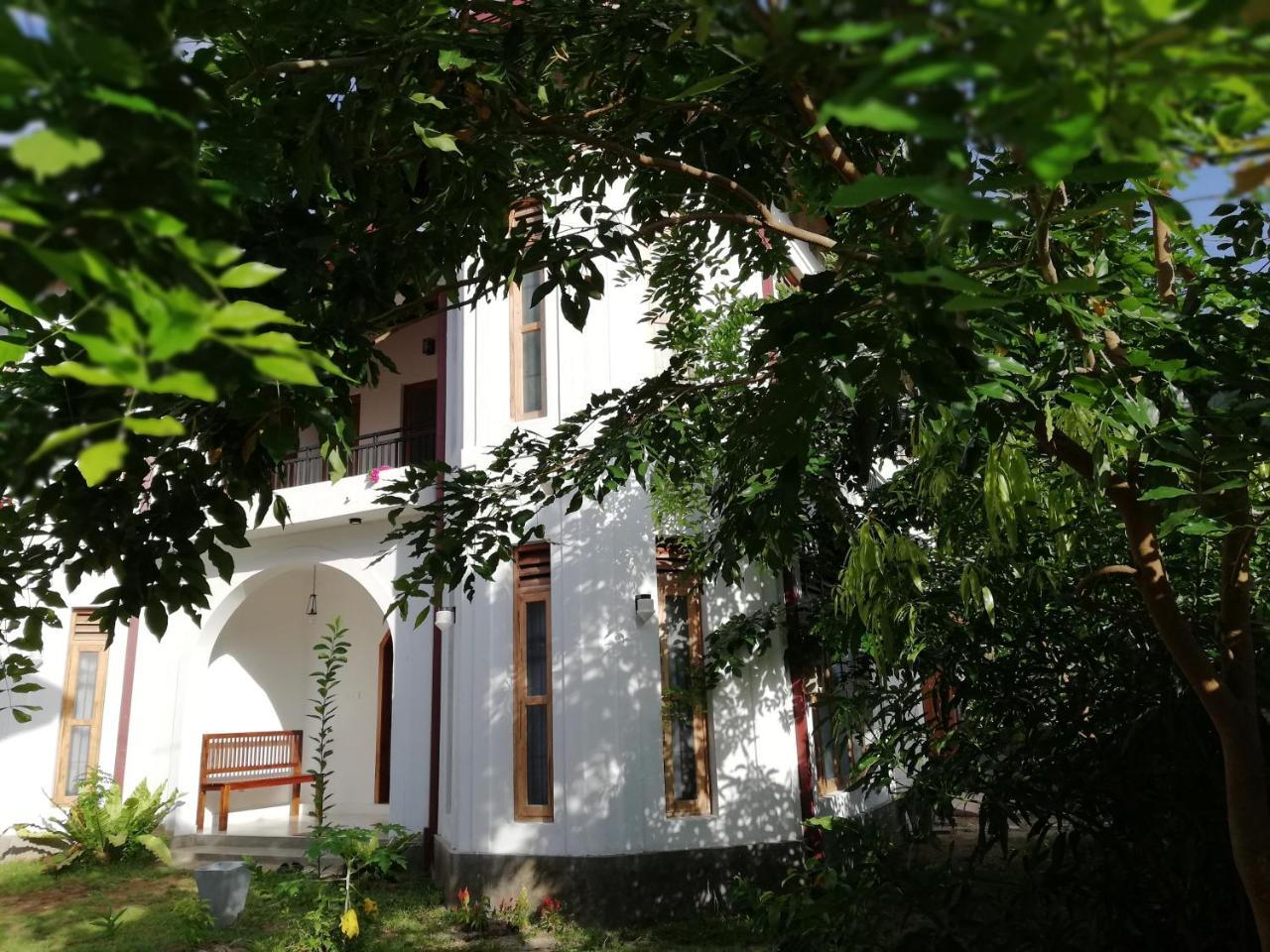 Air Port 5 Minutes Super Clean Upul Bed & Breakfast Negombo Bagian luar foto