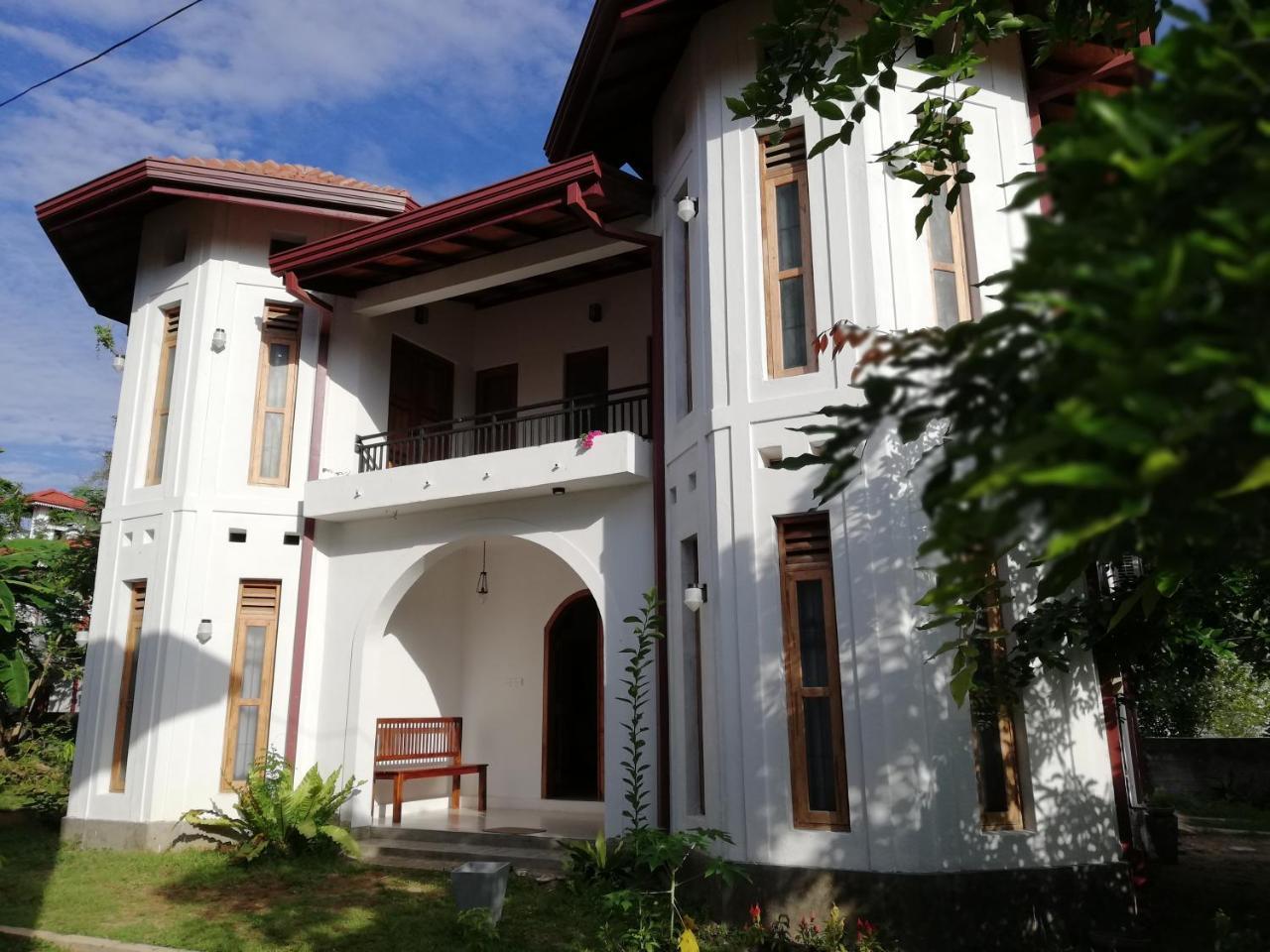 Air Port 5 Minutes Super Clean Upul Bed & Breakfast Negombo Bagian luar foto