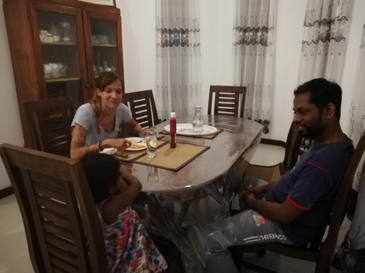 Air Port 5 Minutes Super Clean Upul Bed & Breakfast Negombo Bagian luar foto